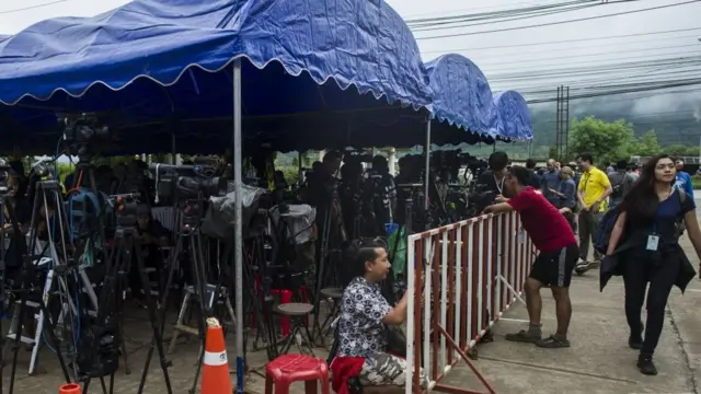 குகைப்பகுதியில் காத்திருந்த செய்தியாளர்கள்