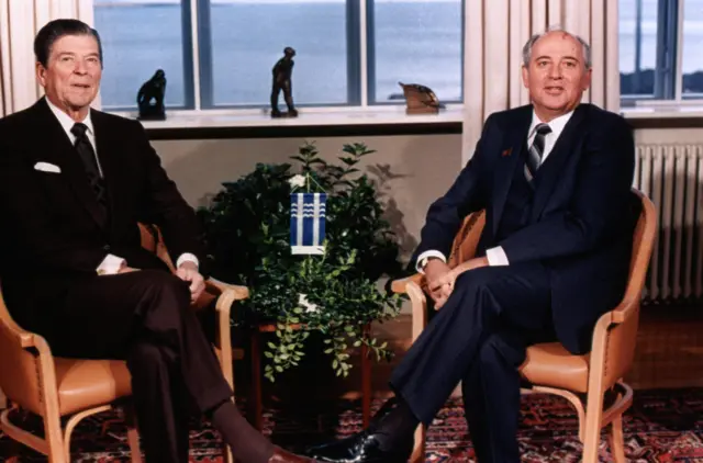 레이캬비크에서 두번째 만남을 가진 레이건과 고르바초프