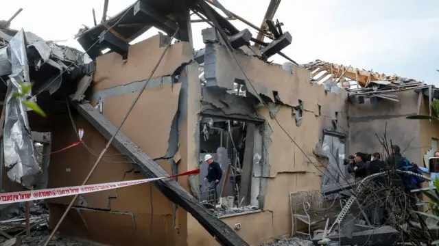 Одноэтажный жилой дом, в который попала ракета