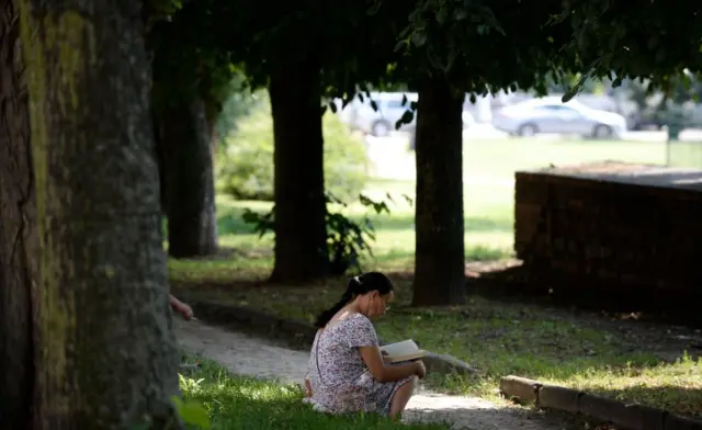 Mujer leyendo.