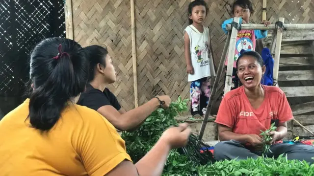 Ibu-ibu di Teluk Naga