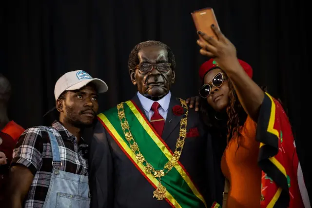Taageerayaasha xisbiga mucaaradka ee dalka Koonfur Afrika EFF oo magaalada Johannesburg ku qabtay munaasabad looga baroordiiqayo Madaxweynihi hore ee Zimbaawe Robert Mogaabe ee geeriyooday.