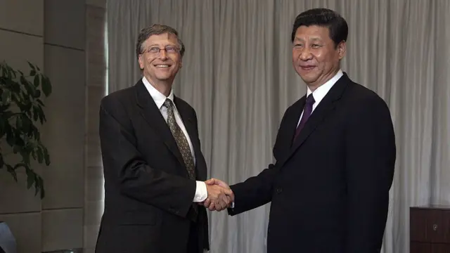 Bill Gates saluda a Xi Jinping