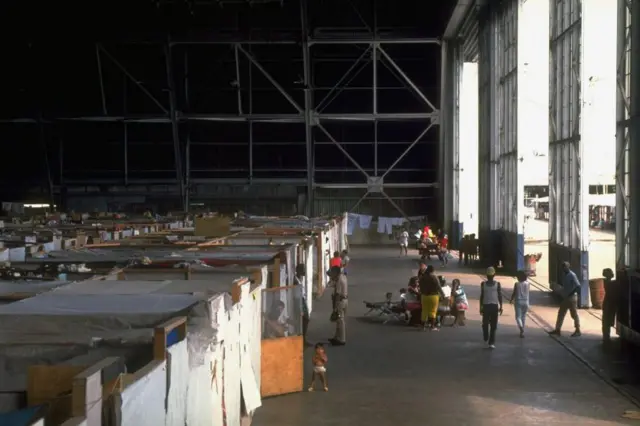 Personas alojadas en chozas construidas en hangares de la base de la Fuerza Aérea de Panamá.