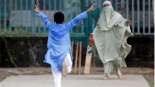 ছেলে এবং মায়ের ক্রিকেট খেলার ছবি ভাইরাল হয় সামাজিক যোগাযোগ মাধ্যমে