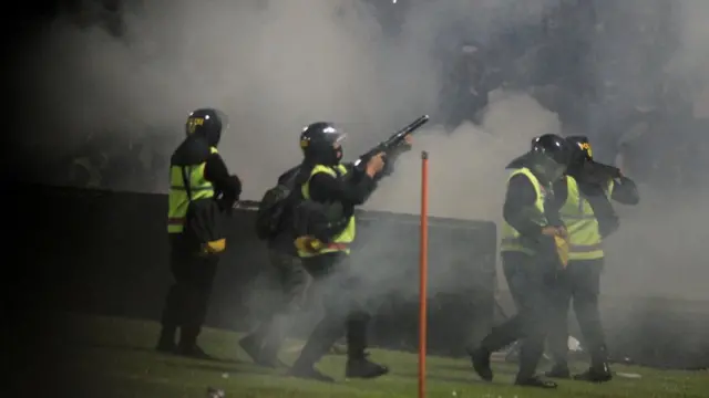 Policija ispaljuje suzavac