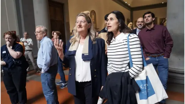 La directora de la galería, Cecilie Hollberg (izquierda) invitó a la profesora a visitar la obra.