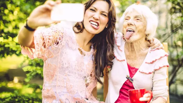 Chica con abuela tomándose un selfie