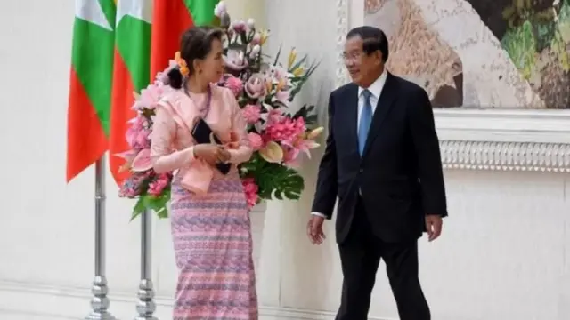 NLD အစိုးရလက်ထက်က ဒေါ်အောင်ဆန်းစုကြည်တက်ရောက်တဲ့ အာဆီယံအစည်းအဝေးတစ်ခုမှာ ဟွန်ဆန်နဲ့ အတူတွေ့ရစဉ်