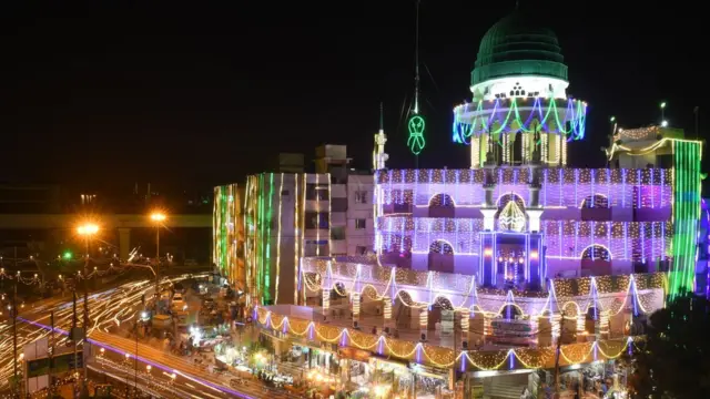 مسجد "كنز الإيمان" في كراتشي في باكستان احتفالا بالمولد النبوي