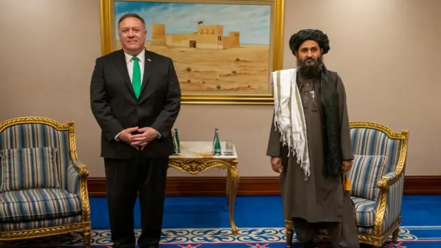 ملا برادر معاون رهبر طالبان و رئیس دفتر سیاسی طالبان در دوحه و مایک پمپئو وزیر خارجه آمریکا