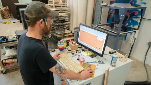 Столяр із Лос-Анджелеса Скотт Карлсон біля верстату з ЧПК