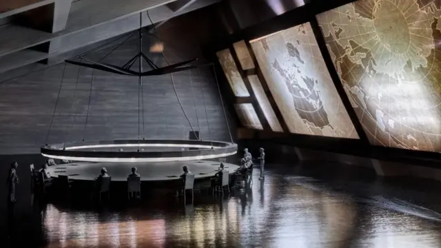 Созданный дизайнером Кеном Адамом "военный кабинет" из фильма "Доктор Стрейнджлав, или как я полюбил атомную бомбу"