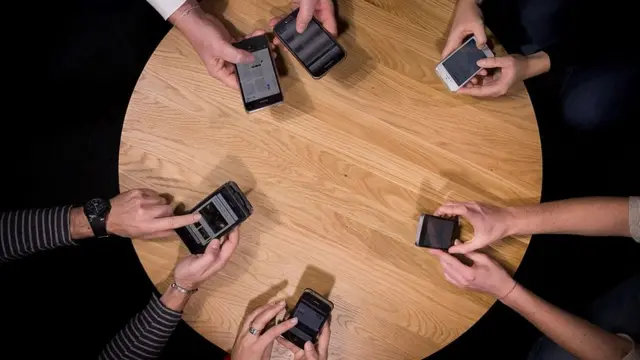 Люди зі столами