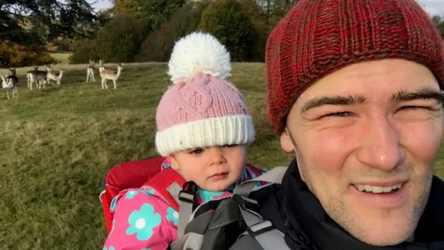 Дочка получила помпон из шерсти