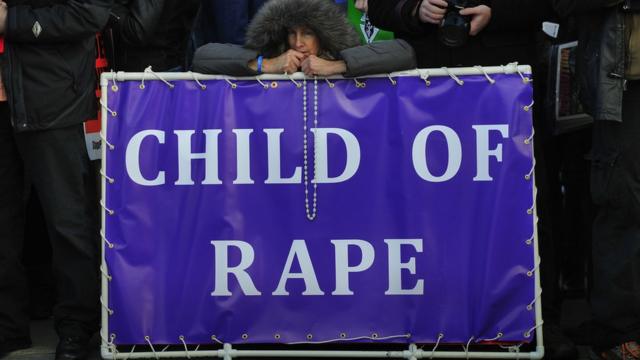 Cartel que dice "hija de violación"