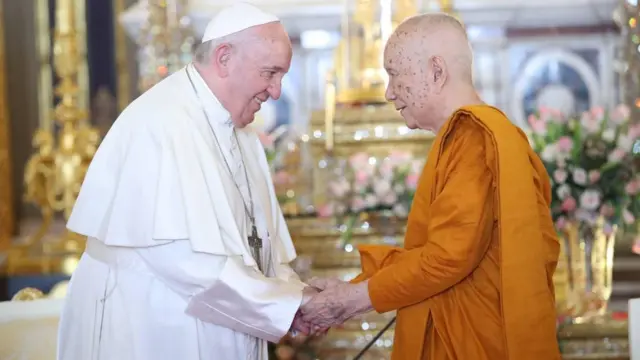 พระสันตะปาปาฟรานซิสจับมือสมเด็จพระสังฆราช