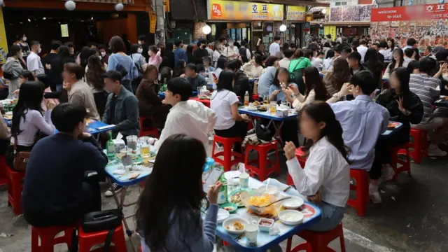 거리두기가 완전 해제되고 첫 주말인 23일 오후 서울 을지로 노가리골목을 찾은 시민들이 맥주를 마시며 여유로운 시간을 보내고 있다