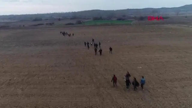 তুরস্ক থেকে ইউরোপের সীমান্তের দিকে যাচ্ছে শরণার্থীদের একটি দল