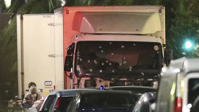 Camión con huellas de disparos en el parabrisas.