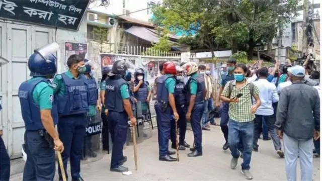 বৃহস্পতিবার মেয়রের বাসার সামনে অবস্থান নিয়েছিলো পুলিশ