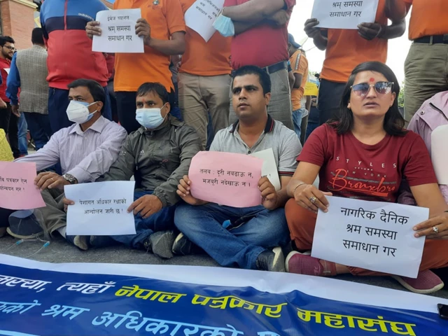 पारिश्रमिकको माग गर्दै आन्दोलनमा पत्रकारहरू।