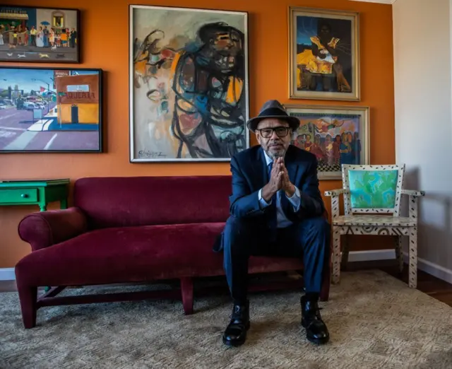 انتونیو سالازار-هوبسن په صوفه کې ناست دی.