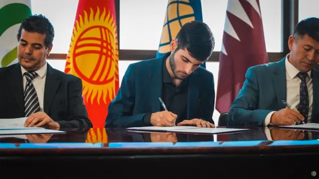 Кооперативдин ютуб каналында инвесторлор менен келишимге кол коюшуп жаткан учуру