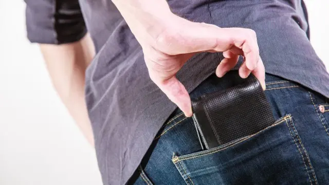 ખિસ્સામાં પર્સ રાખતી એક વ્યક્તિ