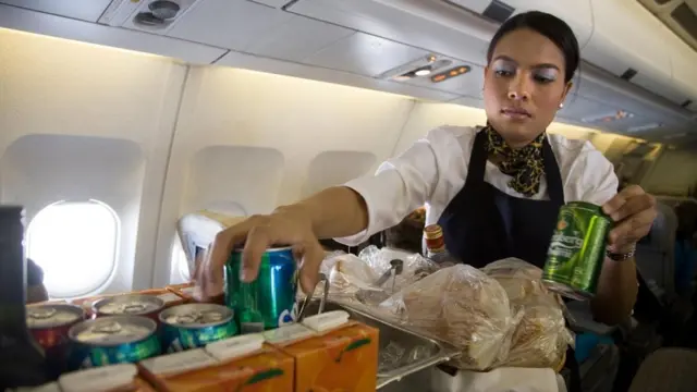 yemek servisi yapan hostes