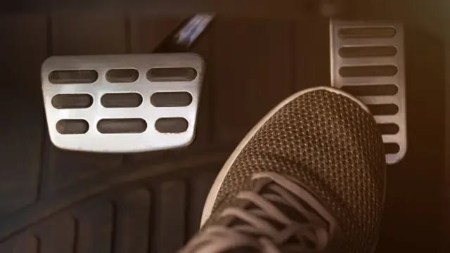 放在加速器上的右脚