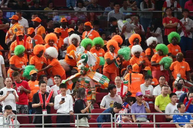 Les fans applaudissent la Côte d'Ivoire lors du match de groupe de la Coupe du Monde FIBA 2019 entre la Côte d'Ivoire et la Chine