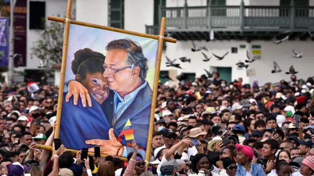 Seguidores de Petro sostienen una pintura suya junto a Francia Márquez.