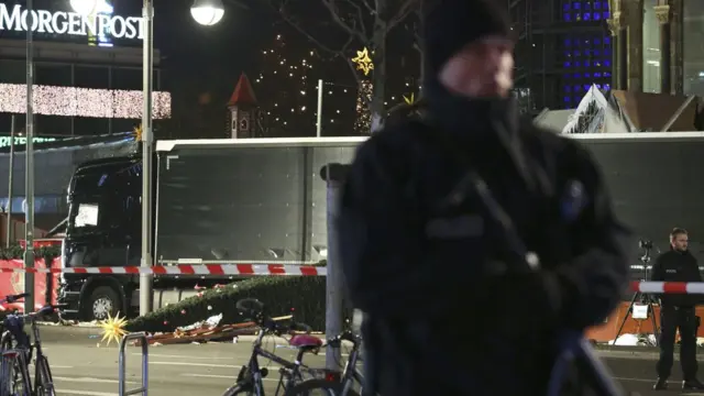 一名警员在布赖特施德广场事发现场警戒。