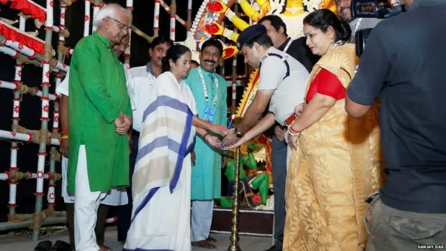 एक पूजा पंडाल के उद्घाटन के दौरान सीएम ममता बनर्जी