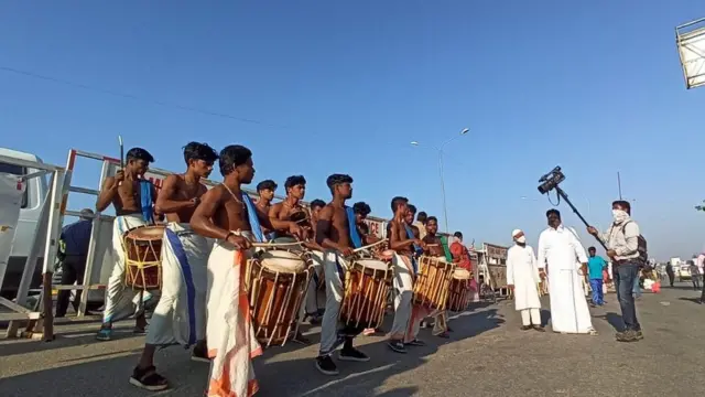 அதிமுக கொடி பொருத்திய காரில் சென்னை புறப்பட்டார் சசிகலா