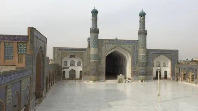 د ځایي چارواکو په خبره، د هرات لوی جامع جومات چې څه باندې اووه سوه کاله قدامت لري، په تېرو کلونو کې ډېر زیانونه لیدلي او ډېری کاشیان یې لوېدلي دي.