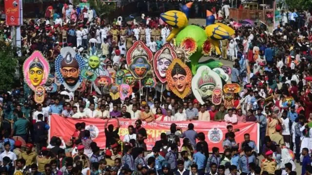 বাংলাদেশ ও ভারতের বাংলা ভাষাভাষী অঞ্চলে দুই রকম বাংলা বর্ষপঞ্জি অনুসরণ করা হয় বলে পহেলা বৈশাখ ও চৈত্র সংক্রান্তি আলাদা তারিখে অনুষ্ঠিত হয়