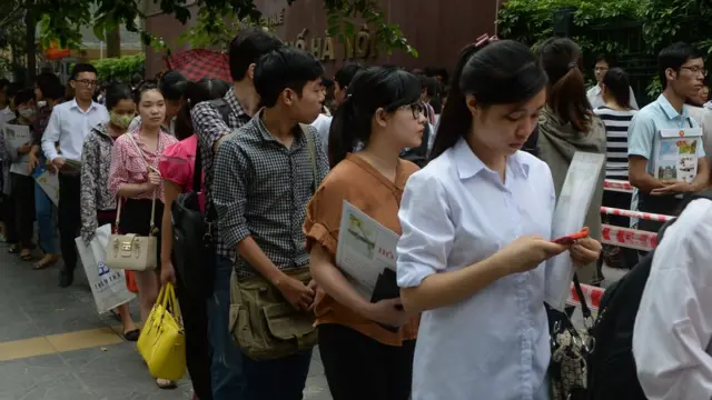 Thí sinh xếp hàng nộp hồ sơ trong một kỳ thi tuyển công chức ở Hà Nội.
