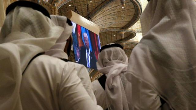 سعوديون يتابعون خطاب ترامب
