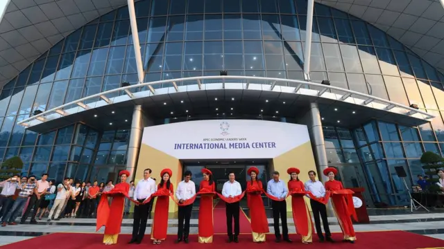 Phó TT cắt băng khánh thành