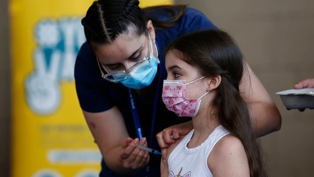 Criança sendo vacinada contra a covid