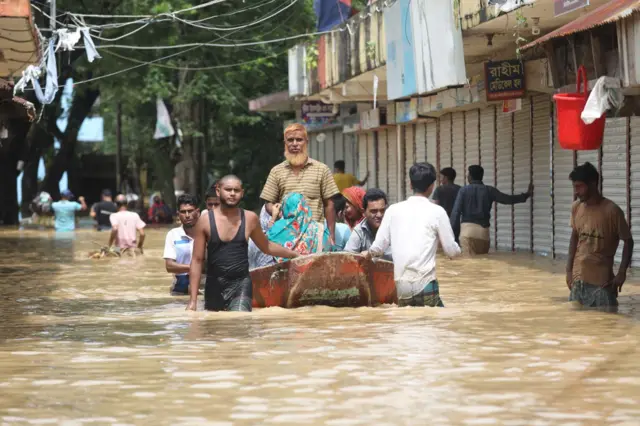 বিশুদ্ধ পানি ও খাবারের সংকটে আছেন ফেনীর বহু মানুষ 