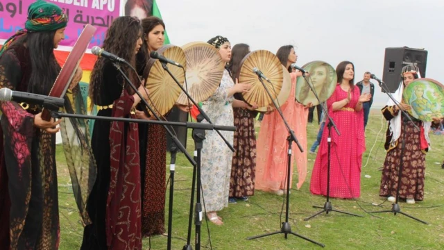 نساء كرديات بالزي التقليدي يغنين في حفل بمناسبة يوم المراة العالمي في مناطق الشهباء بشمال حلب