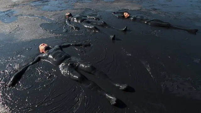 यूक्रेन के क्रीमिया में कीचड़ स्नान की तस्वीर कुछ इस तरह कैमरे में कैद हुई.