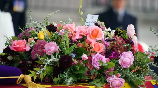 Detalle de las flores sobre el ataúd de Isabel II con una nota manuscrita por su hijo, Carlos III. En ella pone "En memoria amada y devota, Charles".