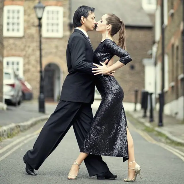 David y Kim Benítez bailando por las calles de Londres. (Foto gentileza de David y Kim Benítez)