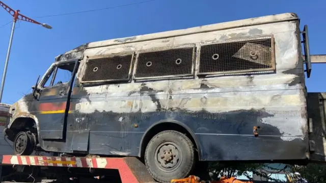 दंगे में लोगों ने पुलिस के वाहन जलाए