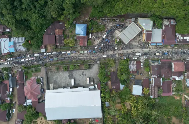 Foto udara kendaraan antre panjang menunggu Bahan Bakar Minyak (BBM) di SPBU Tano Ponggol, Tapanuli Tengah, Sumatera Utara, Selasa (2/12/2025).