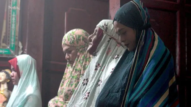 Santri di pondok pesantren waria Al-Fatah Yogyakarta salat tarawih.